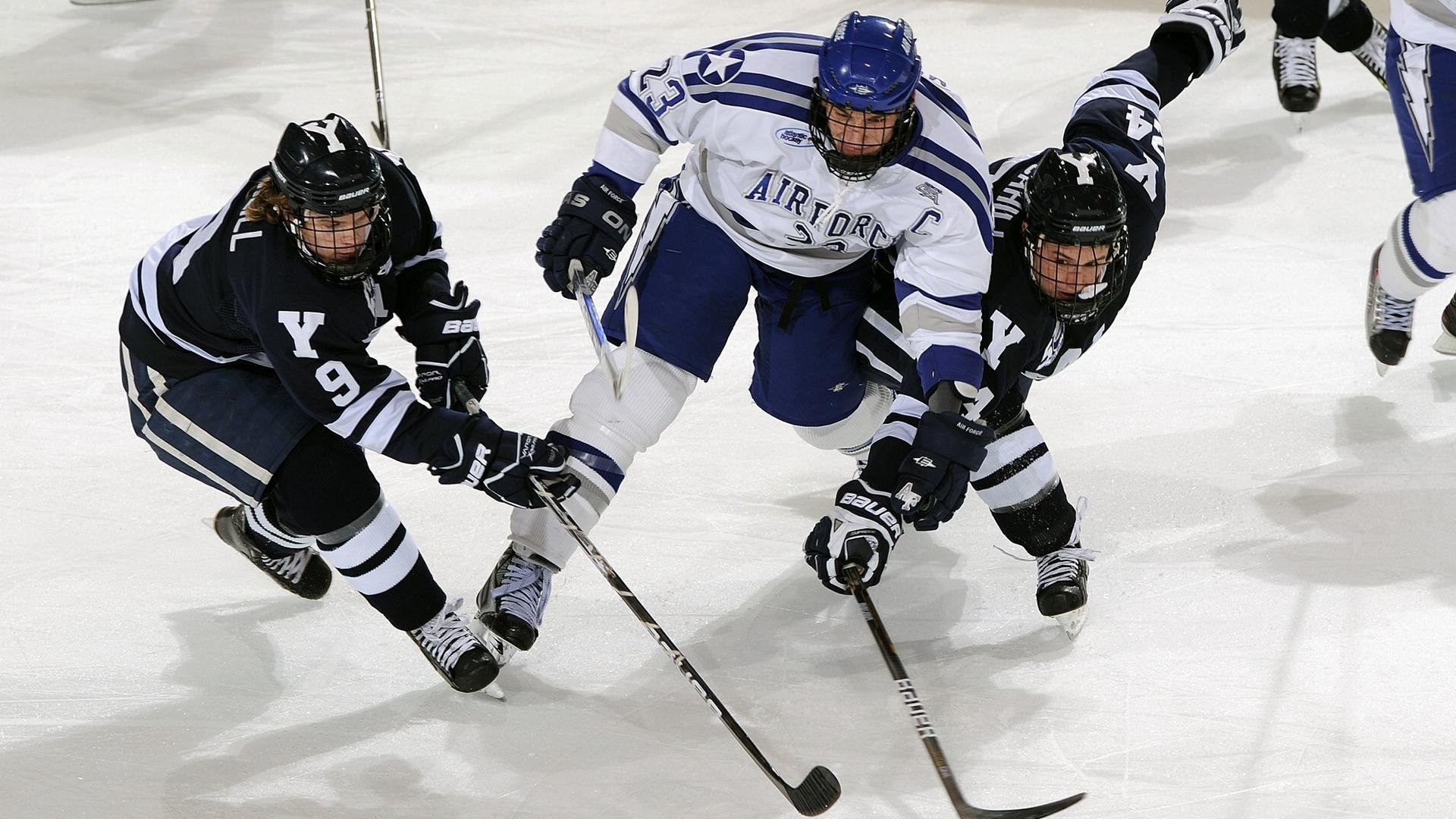 球员持球后的节奏起跳是否影响命中率，持球跳起被对方按下算走步吗