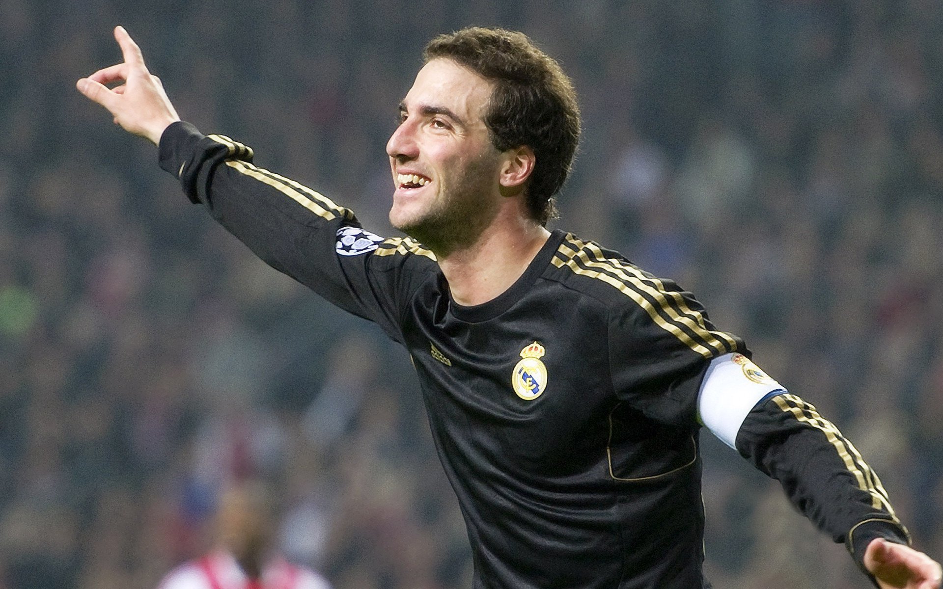 门将与后卫之间战术沟通是否成为反击第一环节，门将和后卫